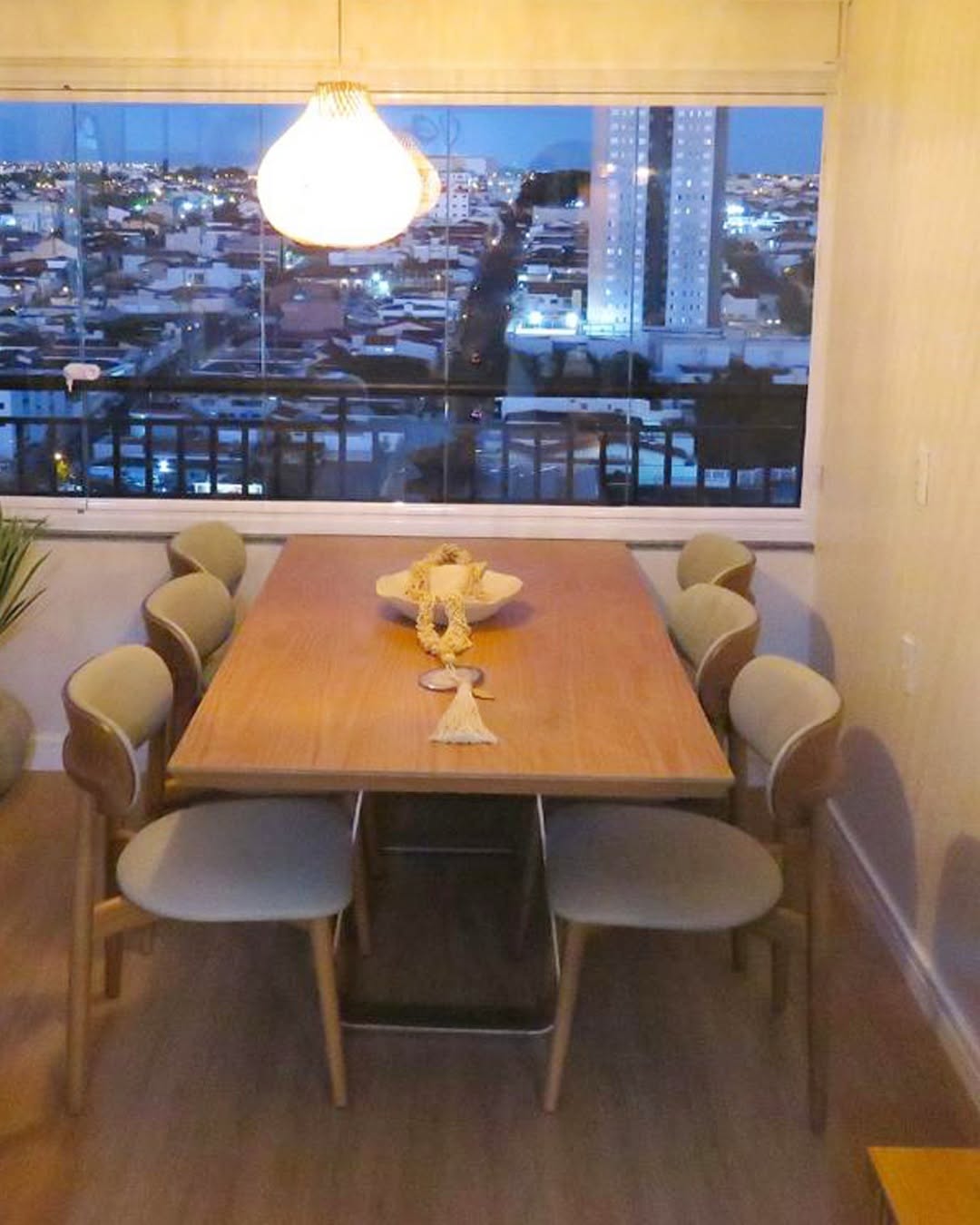 Sala de jantar montada por um cliente da Sonya Design com vista para a cidade