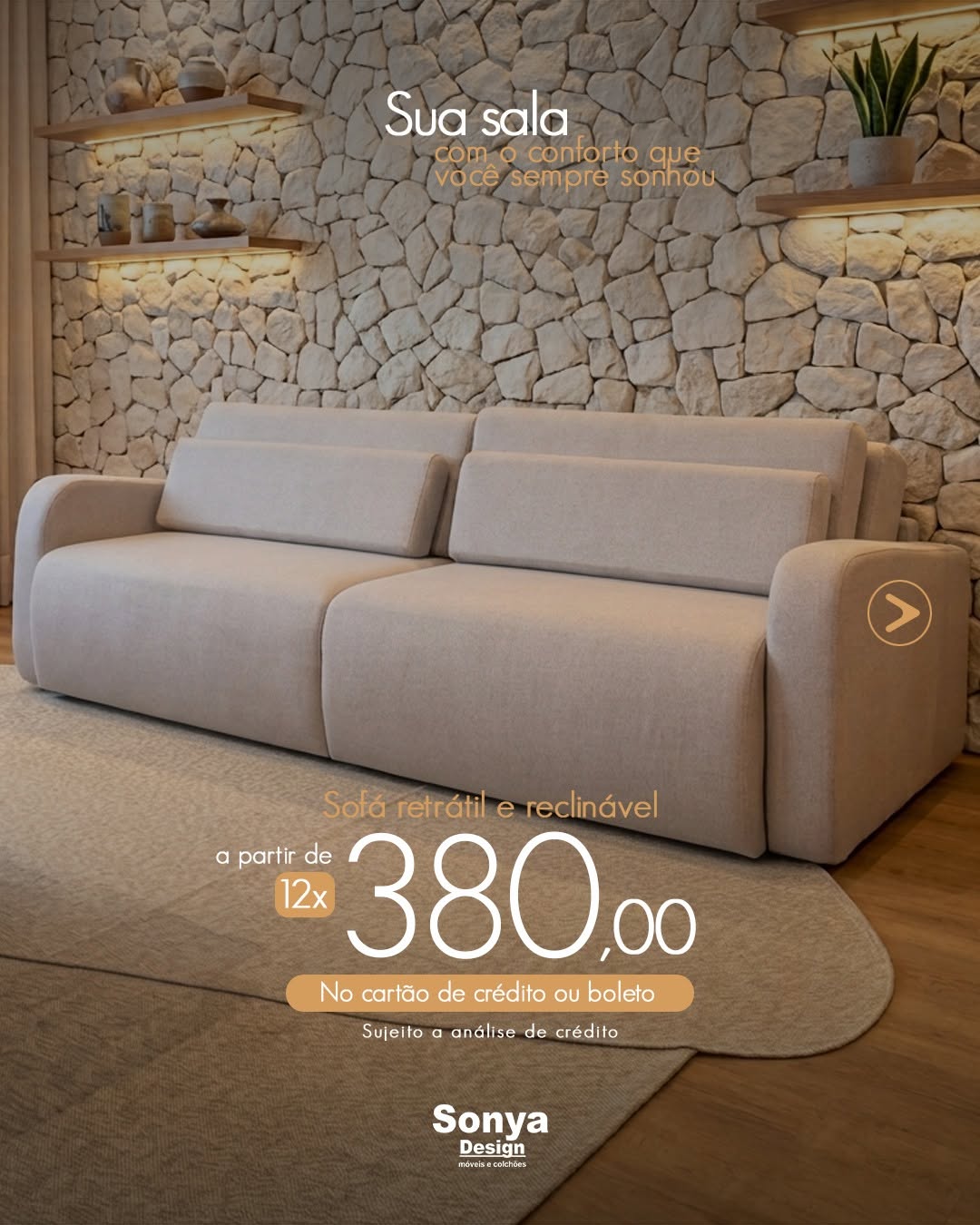 Sofá retrátil e reclinável Sonya Design em sala com parede de pedra